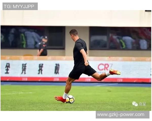 足球明星跨越看台瞬间引发热潮球迷欢呼声此起彼伏